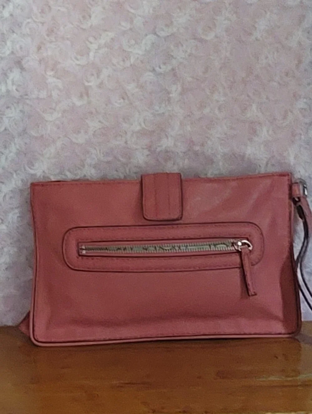 Guess clutch
